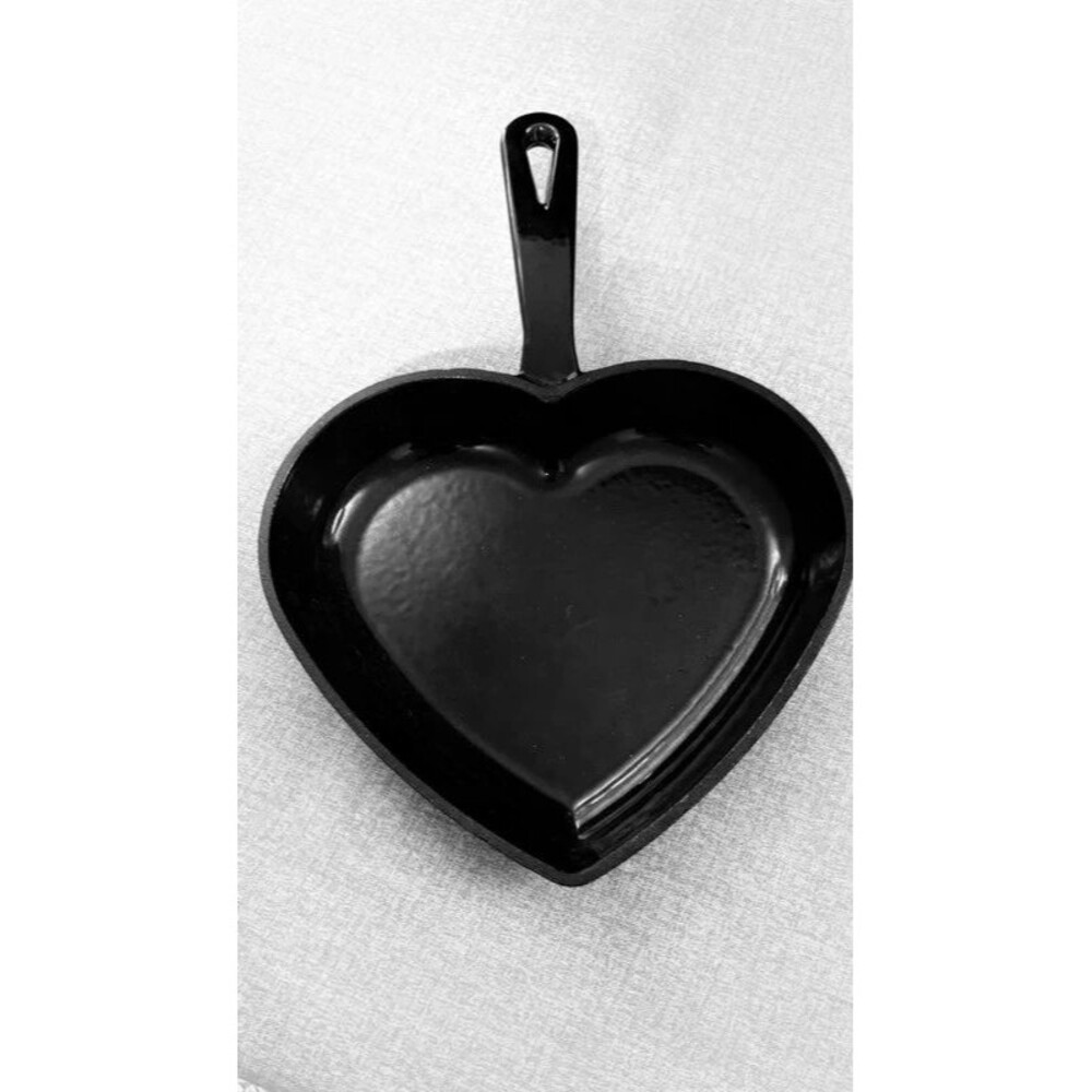 Smith & Clark Ironworks 9" Heart-Shaped Cast Iron Skillet Pre-Seasoned